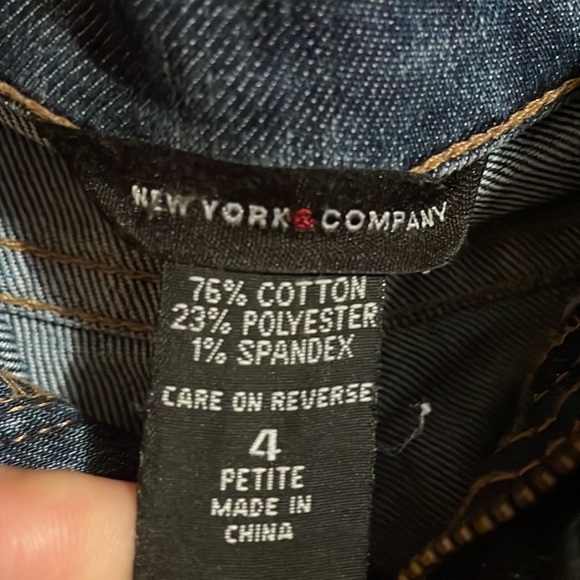 •NEW YORK & COMPANY•DENIM FADED KNEES MID-RISE JEANS SIZE 4 PETITE <EUC> - Picture 7 of 7